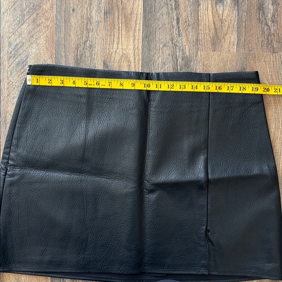 Old Navy Faux Leather Black Mini Skirt New with tags - Picture 2 of 8